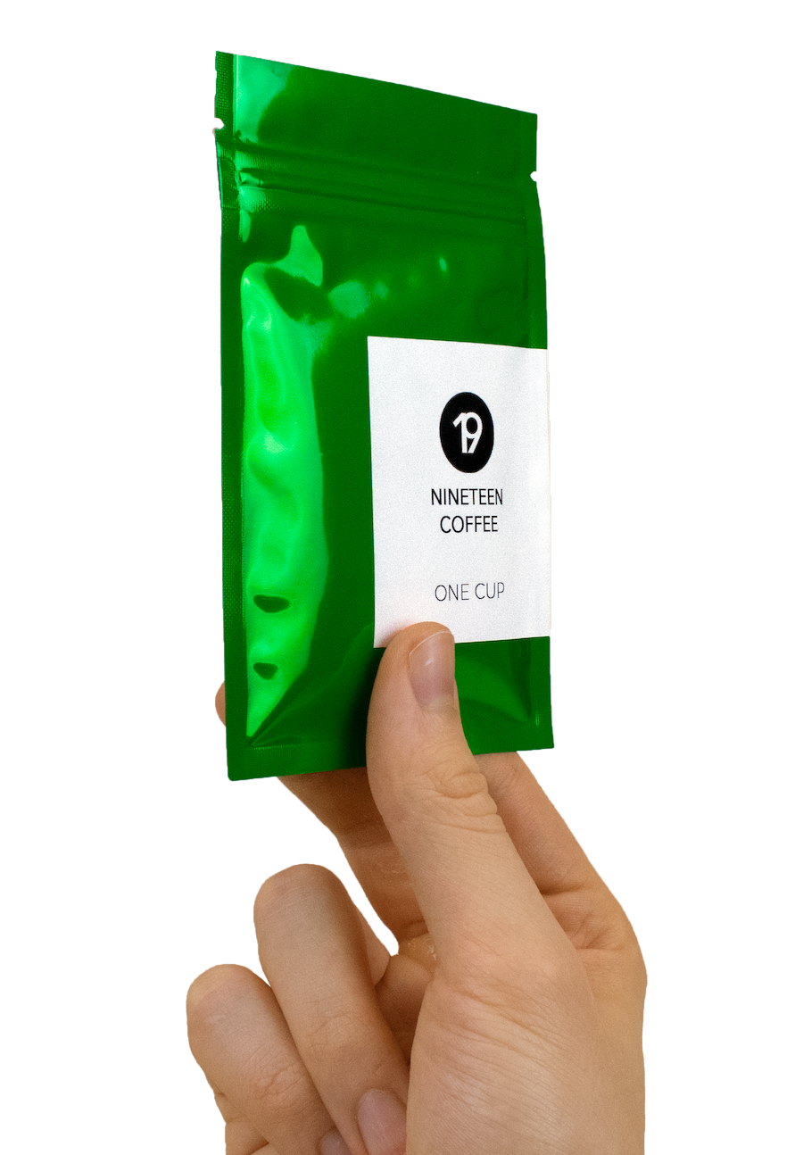 Eine Hand hält einen grünen Onecup